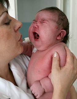 nyfødt babt som vejer mere end 7,7 kg.